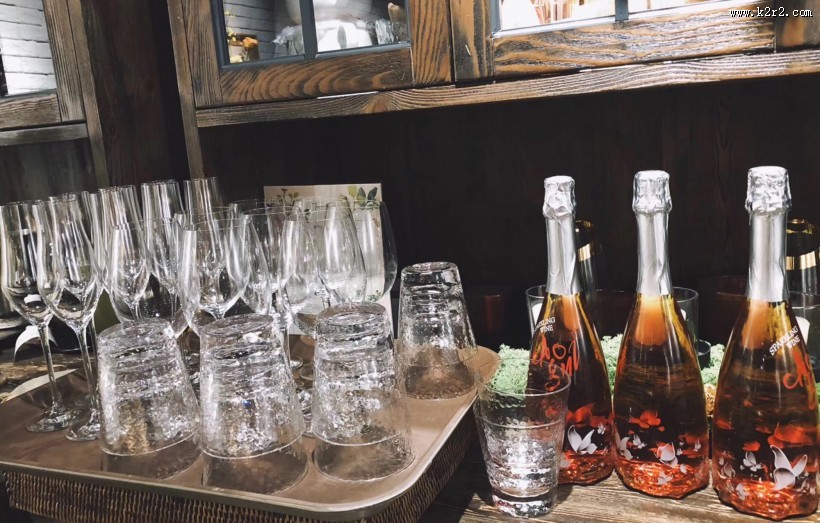 有情调的高脚杯图片