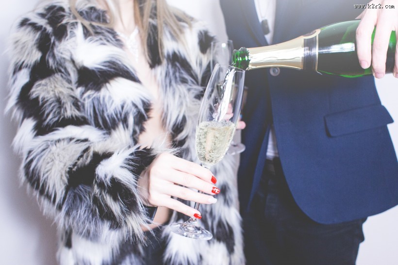 有情调的高脚杯图片