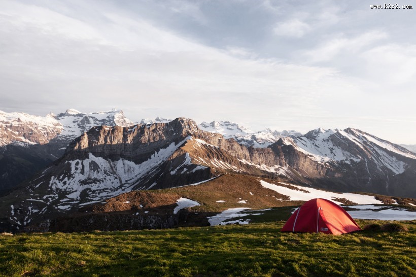 野外搭建的帐篷图片