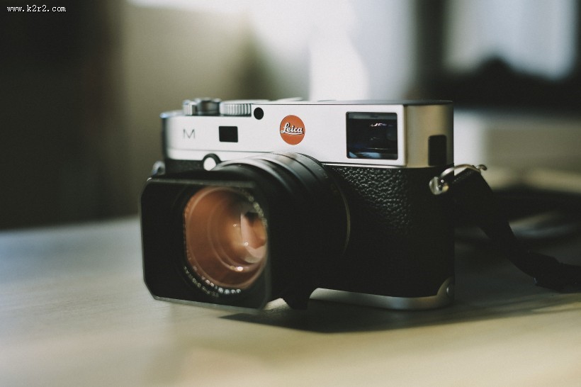 放在桌上的相机特写图片