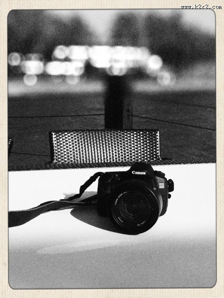 放在桌上的相机特写图片