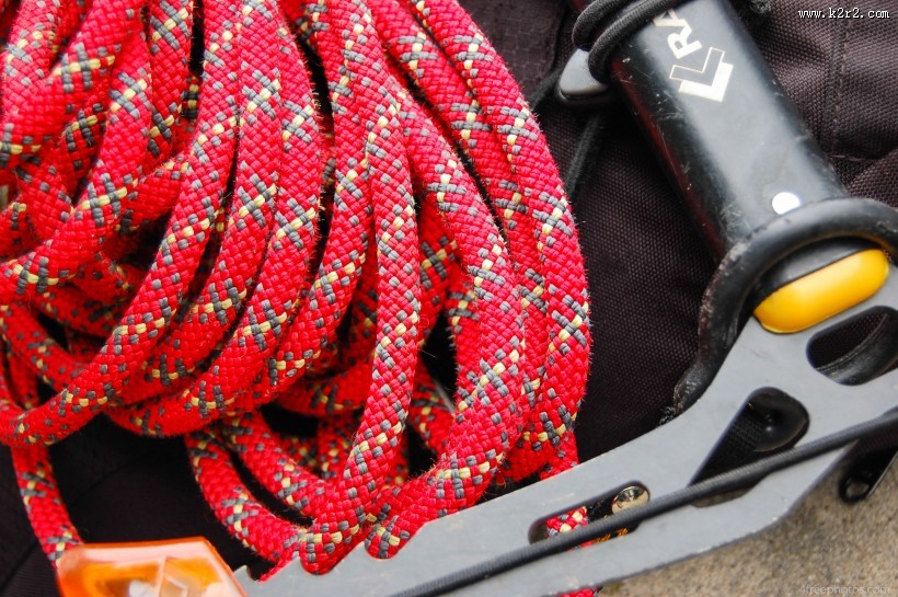 攀岩用的红色攀岩绳图片大全