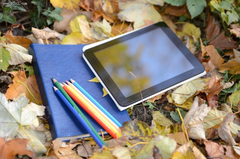 笔记本、彩色铅笔和平板电脑图片