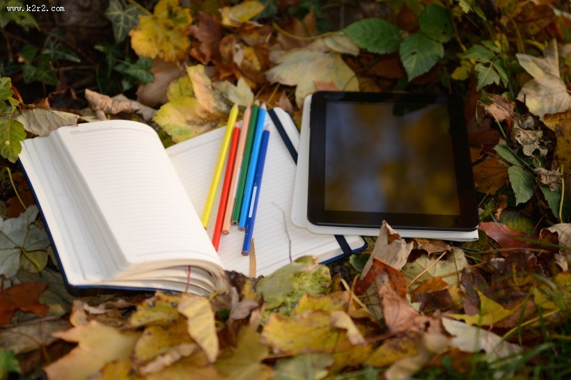 笔记本、彩色铅笔和平板电脑图片