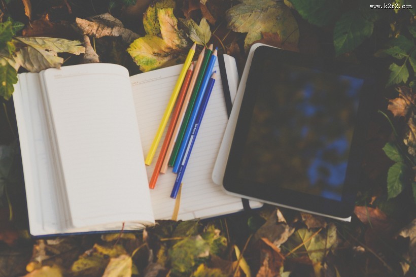 笔记本、彩色铅笔和平板电脑图片