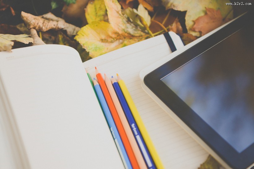 笔记本、彩色铅笔和平板电脑图片