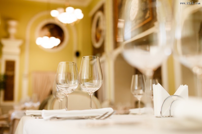 摆在餐桌上的红酒杯图片