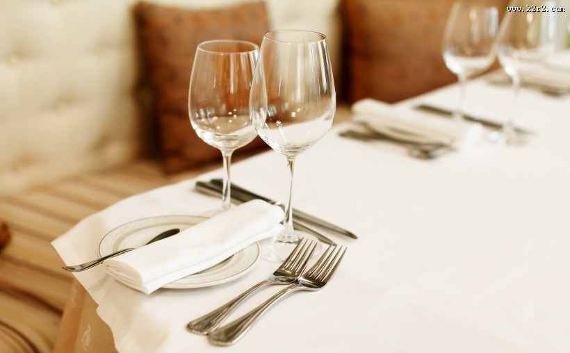 摆在餐桌上的红酒杯图片