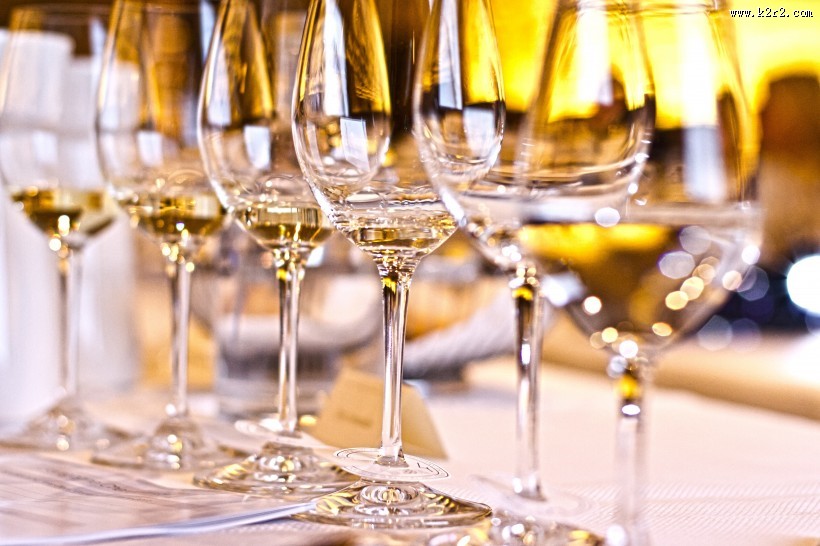 摆在餐桌上的红酒杯图片