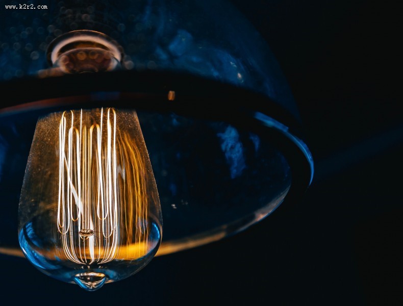 泛着柔光的灯泡图片