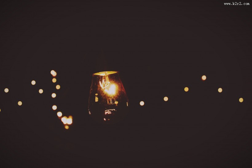 泛着柔光的灯泡图片