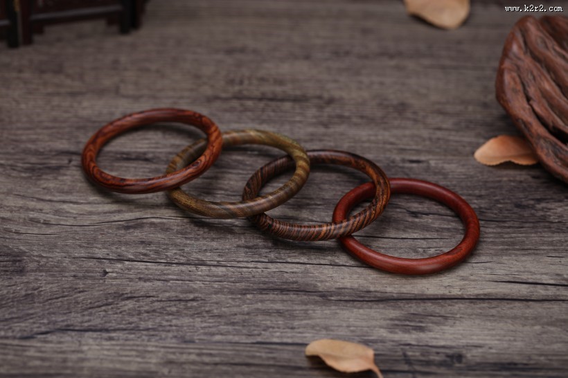 做工精致的木质手镯图片