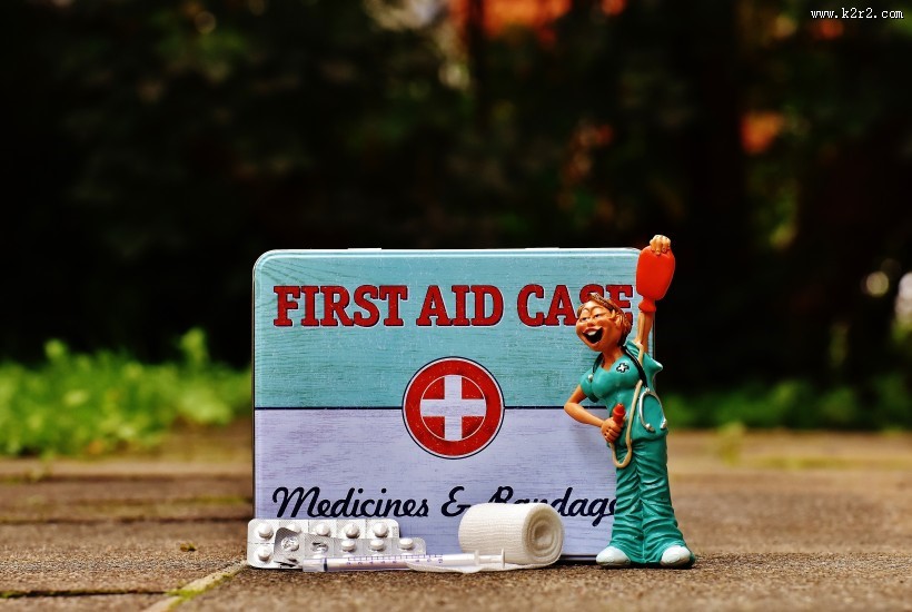 医药箱和卡通小人图片
