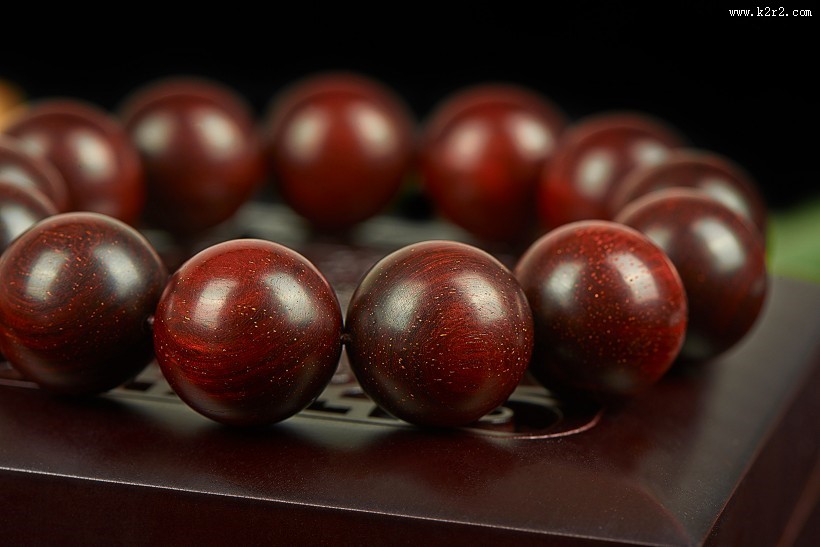 精致贵重的小叶紫檀手串图片