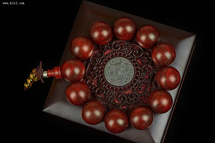 精致贵重的小叶紫檀手串图片