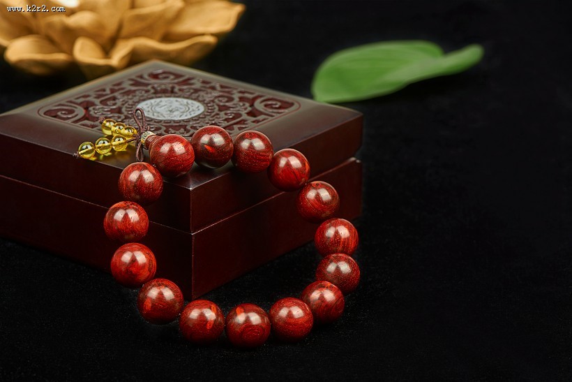 精致贵重的小叶紫檀手串图片