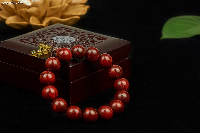 精致贵重的小叶紫檀手串图片