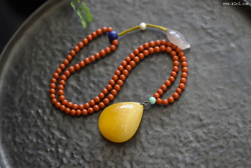 精致柔滑的蜜蜡吊坠图片