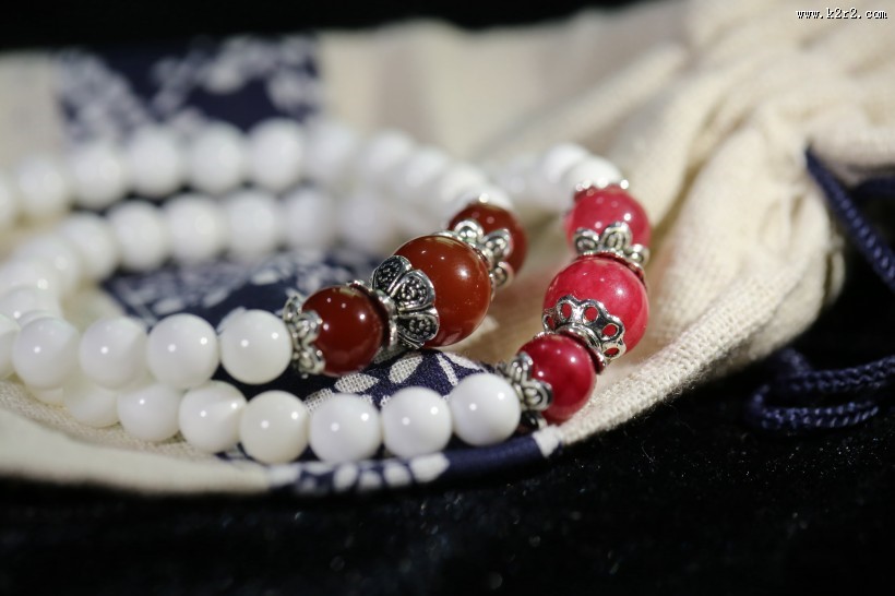 贵重精美的玛瑙手链图片