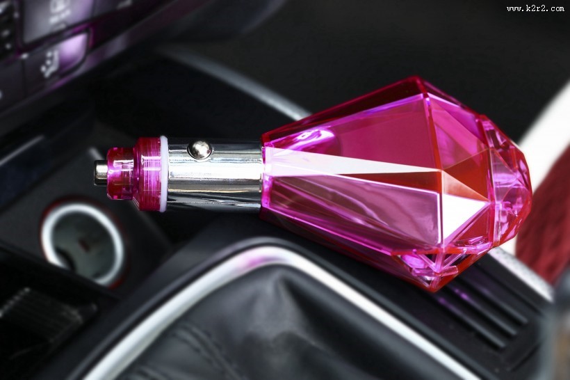 非常实用的usb车载充电器图片