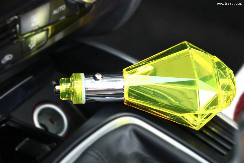 非常实用的usb车载充电器图片