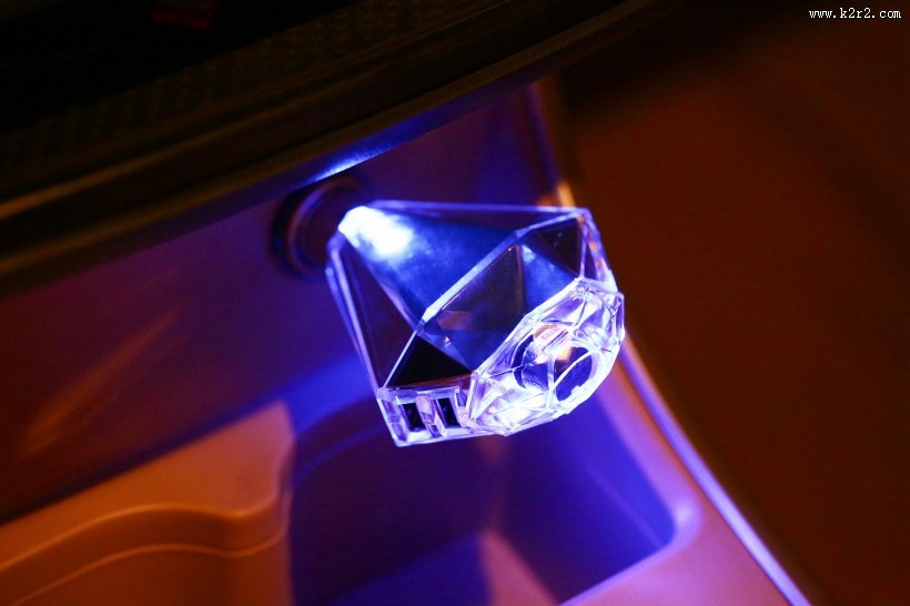 非常实用的usb车载充电器图片