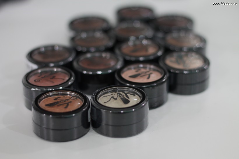 五颜六色的眼影图片