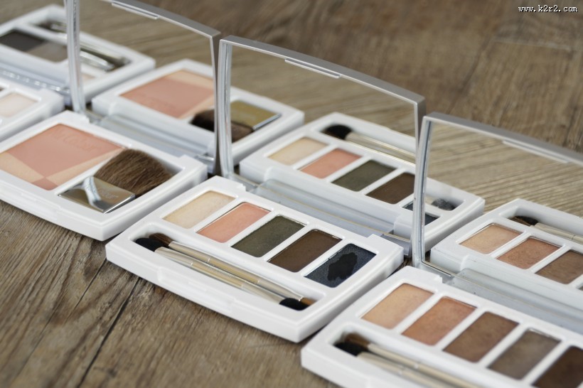 五颜六色的眼影图片