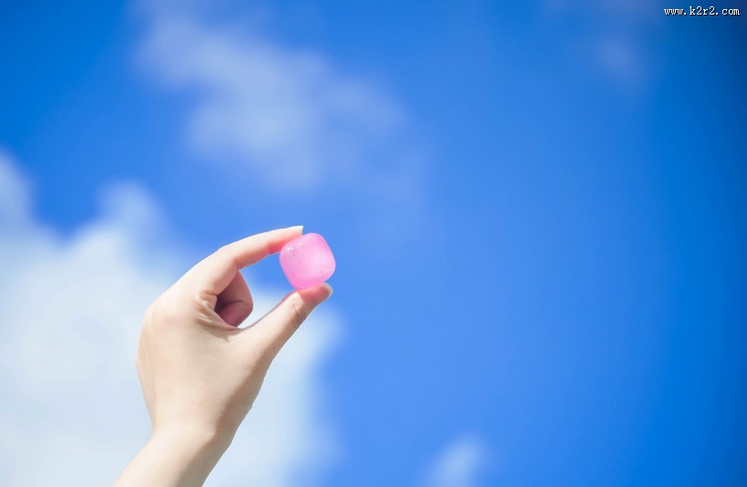 手里的彩色冰块图片大全