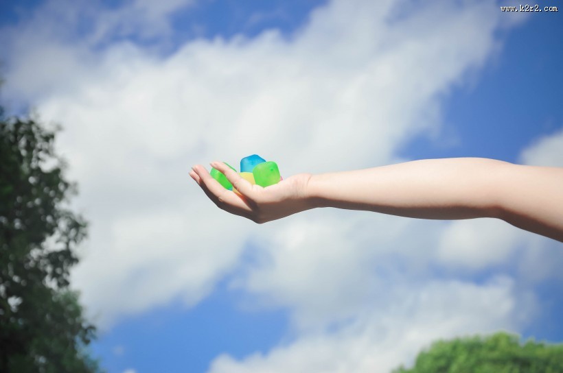 手里的彩色冰块图片大全