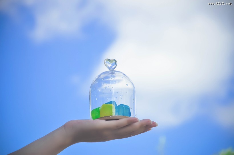 手里的彩色冰块图片大全