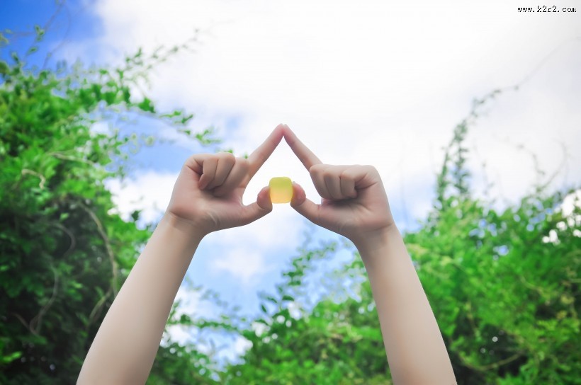 手里的彩色冰块图片大全