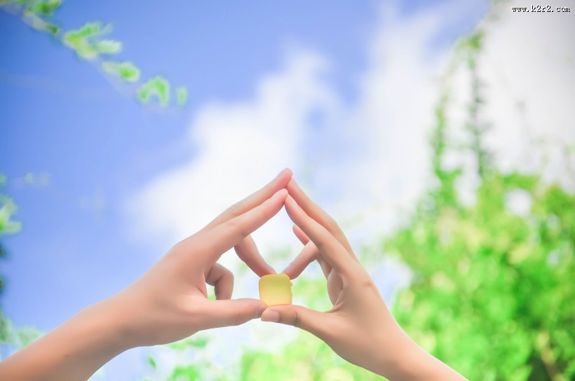 手里的彩色冰块图片大全