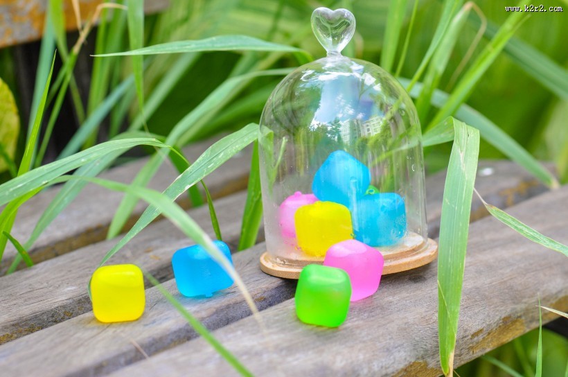 手里的彩色冰块图片大全