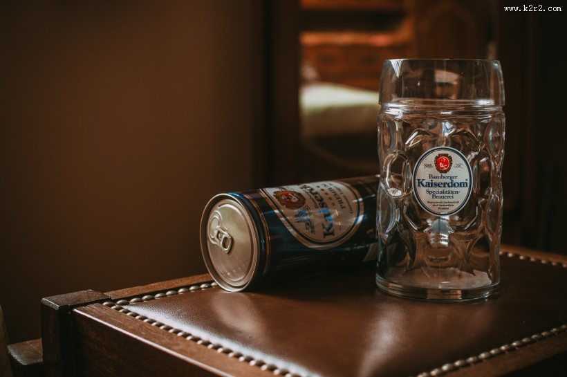 五颜六色的易拉罐图片