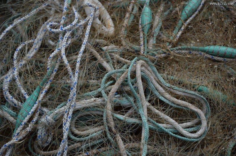 凌乱堆积的渔网图片