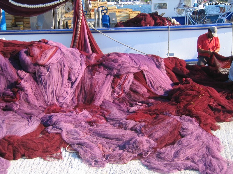 凌乱堆积的渔网图片