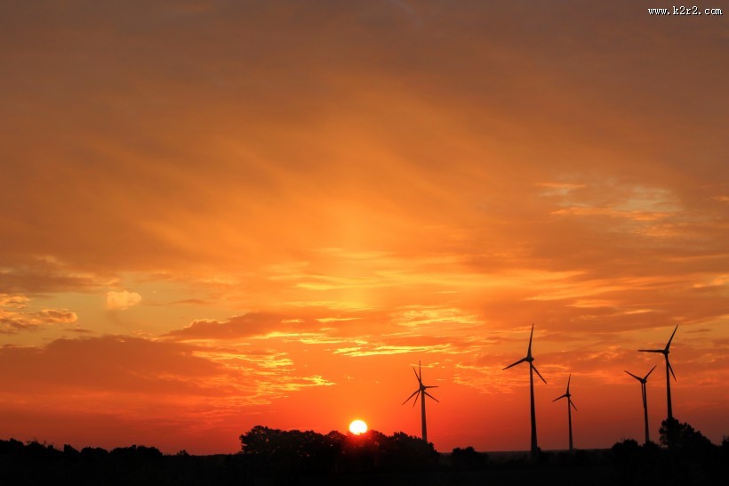 风力发电的风车图片