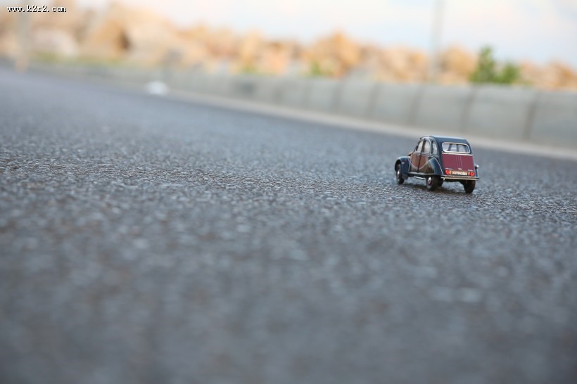 用于儿童游玩的玩具车图片