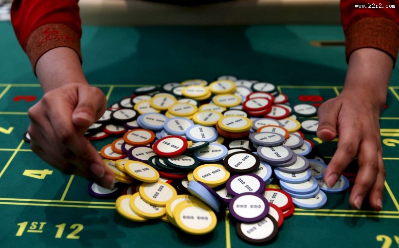 扑克和彩色筹码图片