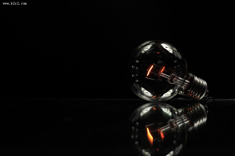 点亮了的灯泡图片