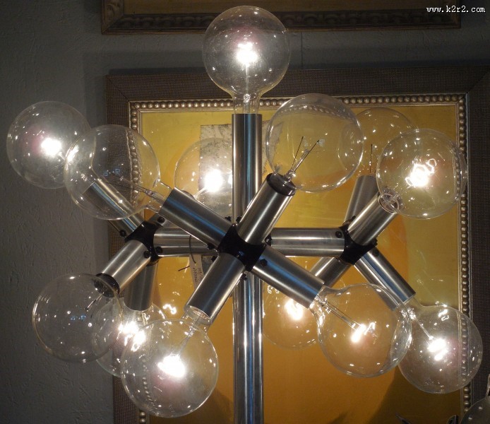 点亮了的灯泡图片