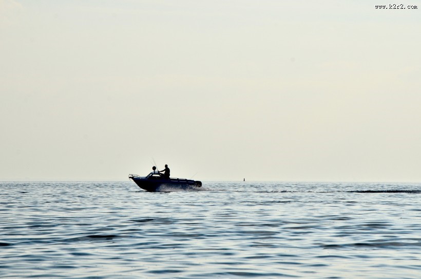 行驶在水上的小船图片大全