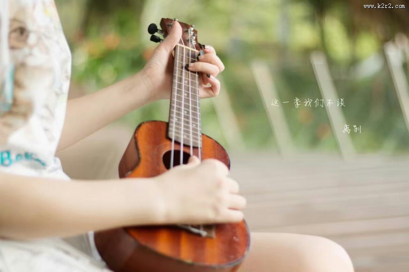 朋友聚会弹奏尤克里里图片