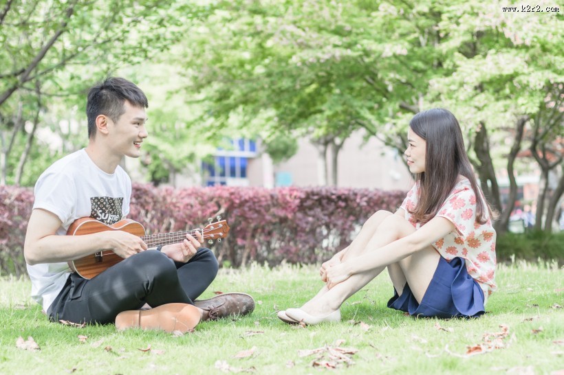 朋友聚会弹奏尤克里里图片