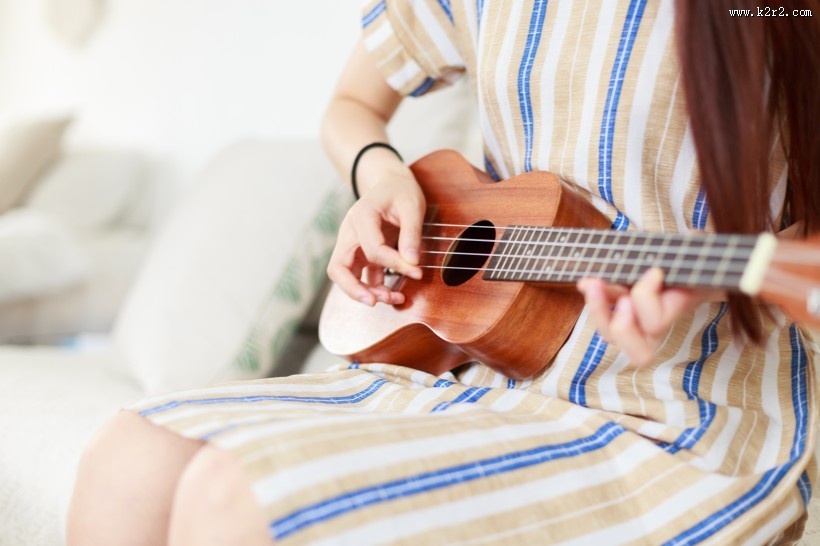 朋友聚会弹奏尤克里里图片