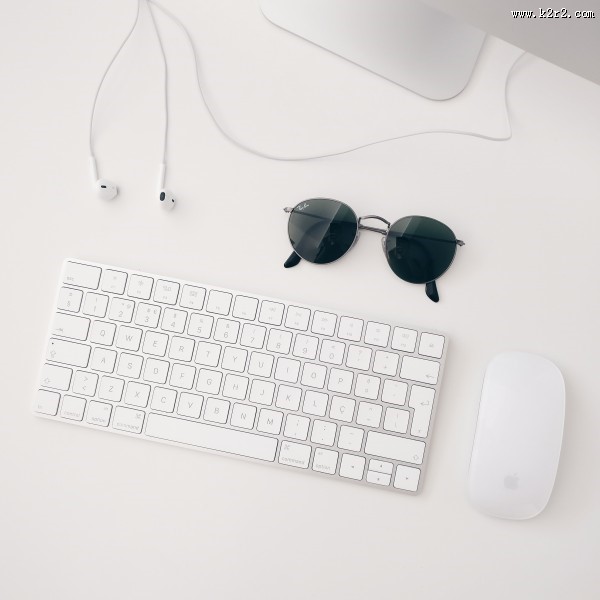 简洁的苹果键盘和鼠标图片