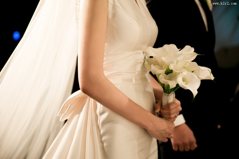 甜蜜洁白的婚纱图片