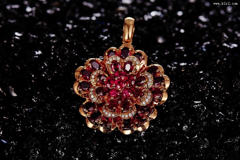 精美的红宝石项链图片