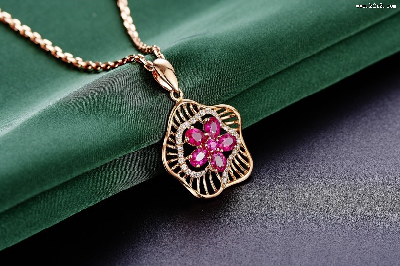 精美的红宝石项链图片